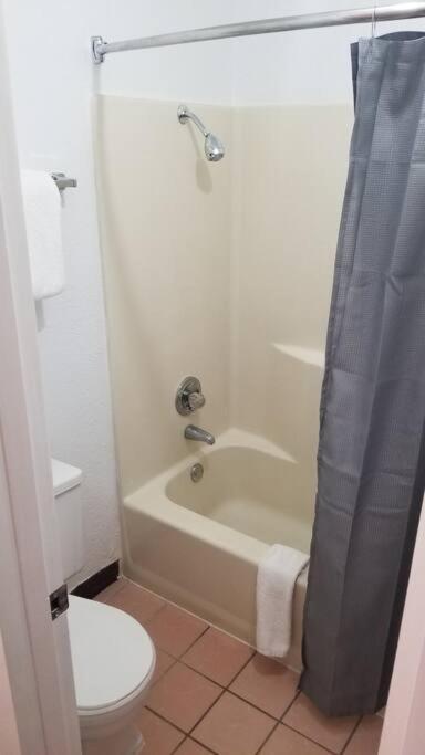 Osu Queen Hotel Room 118 Booking Stillwater Exterior photo